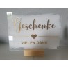 Acrylschild Geschenke mit weißem Acrylhintergrund in der Textfarbe gold-glänzend